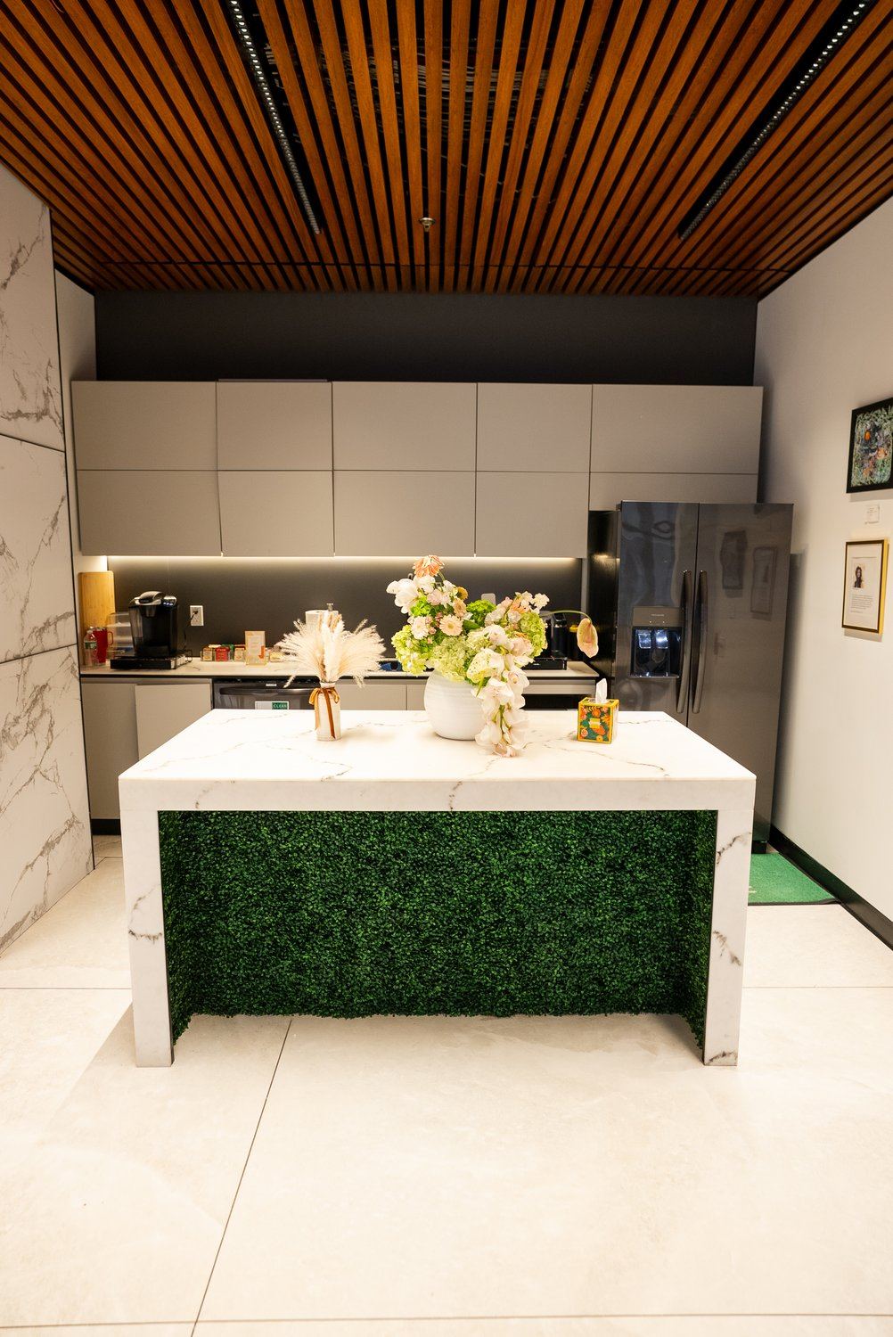 Kitchen at the New York clinic with white island and flowers